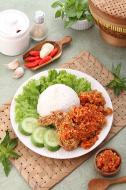 Endonezya tavuğu pilav ve kızarmış pirinç.