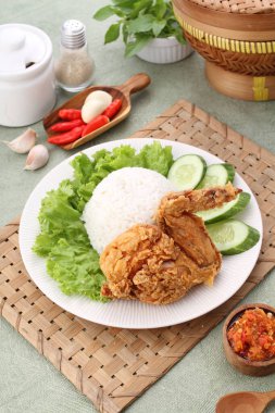 Tavuk ve sebzeli erişte..