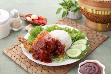 Kızarmış tavuk ve pilav.