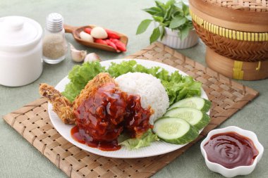 Kızarmış pirinç ve sebzeli tavuk.