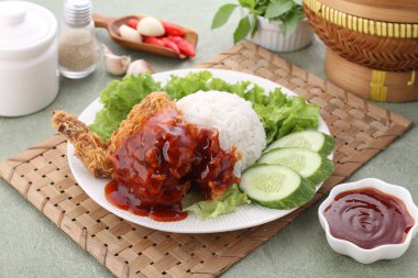 Kızarmış tavuk soslu tavuk pilavı.