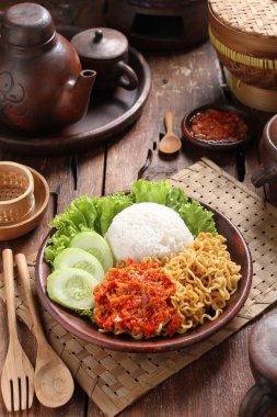 Tavuk ve sebzeli erişte.