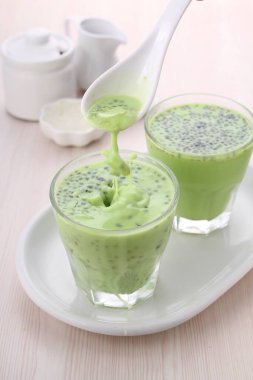 Yeşil kibrit çaylı latte.