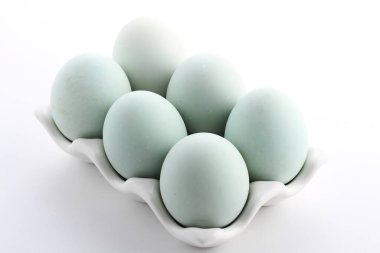 Mavi seramik kasede paskalya yumurtaları