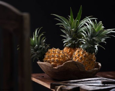 Ananas ve cam kase masanın üstünde.