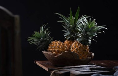 Tahta bir kasede taze ananas.