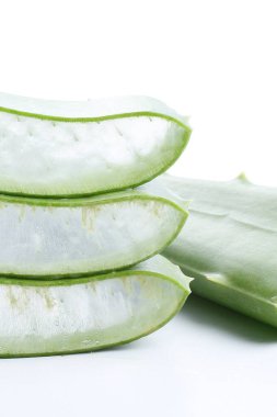 Aloe Vera beyaz arkaplanda izole bir şekilde bırakır