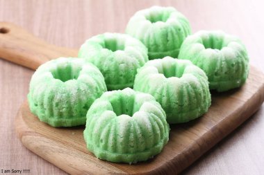 Hindistan cevizi kremalı yeşil ve mavi pasta.