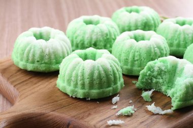 Tahta arka planda Tayland tatlılı hindistan cevizli sütlü kek.