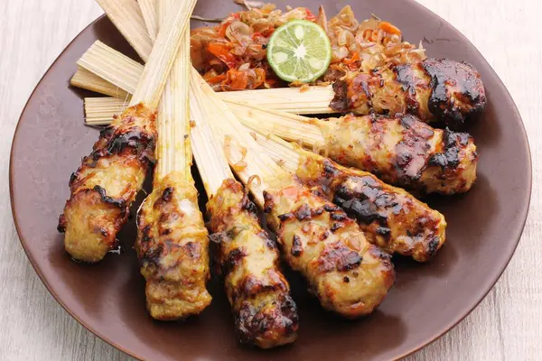Gegrillte Chicken Wings Mit Köstlicher Sauce Und Salat — Stockfoto