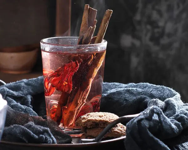 Tasse Tee Mit Zimt Und Anis Auf Einem Holztisch — Stockfoto