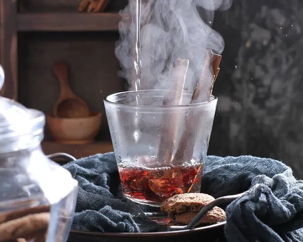 Ένα Ζεστό Καφέ Ένα Ποτήρι Ένα Φλιτζάνι Τσάι Στο Τραπέζι — Φωτογραφία Αρχείου