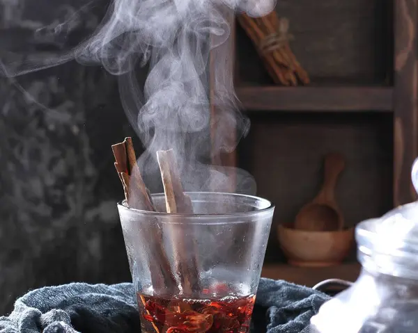 Tee Einer Tasse Mit Einer Teekanne Und Einem Glas Tee — Stockfoto