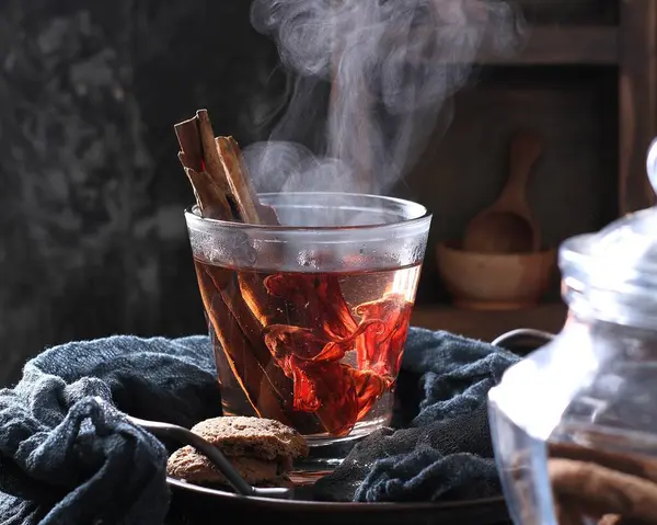 Tasse Heißen Schwarzen Tee Mit Zimt Und Anis — Stockfoto