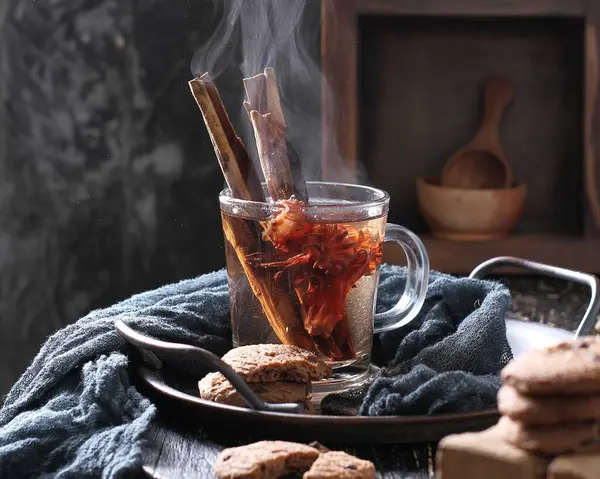 Tee Einer Glasschale Und Ein Schal Auf Einem Hölzernen Hintergrund — Stockfoto