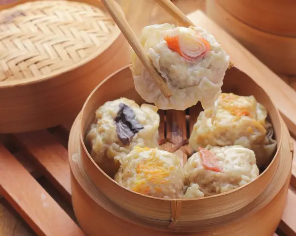 Kinesiska Ångkokta Dumplings Med Dim Summa Bambu Ångkokare Stockbild