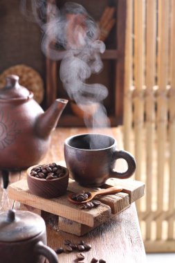 Çaydanlık ve çaydanlıkla bir fincanda çay