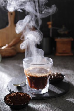 ahşap arka plan üzerinde siyah kahve