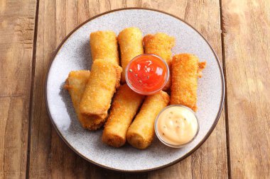 Ketçaplı kızarmış tavuk çubukları.