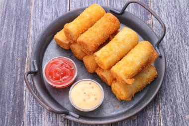 Ahşap zeminde kızarmış balık ve kızarmış balık.