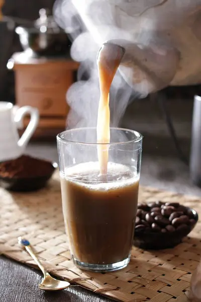 Kávová Zrna Mlékem Kávovými Zrny Dřevěném Stole — Stock fotografie