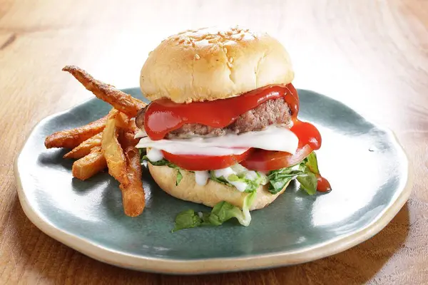 Burger Mit Pommes Und Ketchup Auf Holzgrund — Stockfoto