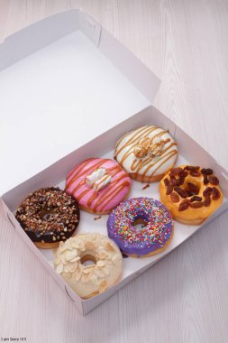 Beyaz arka planda lezzetli çörekler.