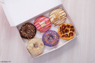 Kutuda bir sürü tatlı yiyeceğin olduğu çörekler..