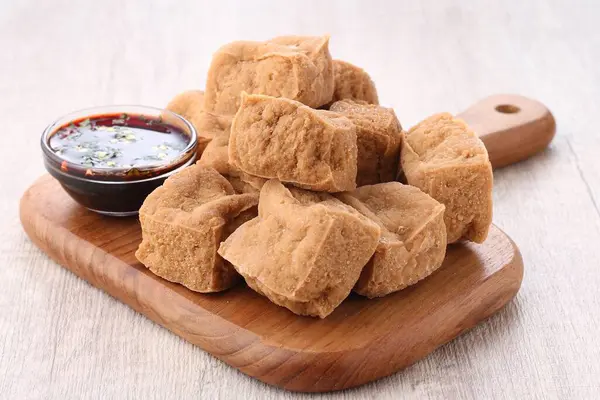 Tofu Frito Sobre Tabla Madera — Foto de Stock