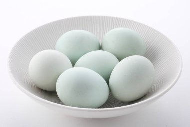 Bir kase mavi yumurta.