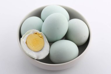 Beyaz arka planda bir kase haşlanmış yumurta..