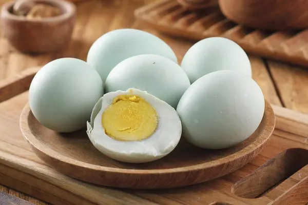 Ahşap Arka Planda Çiğ Organik Yumurtalar — Stok fotoğraf