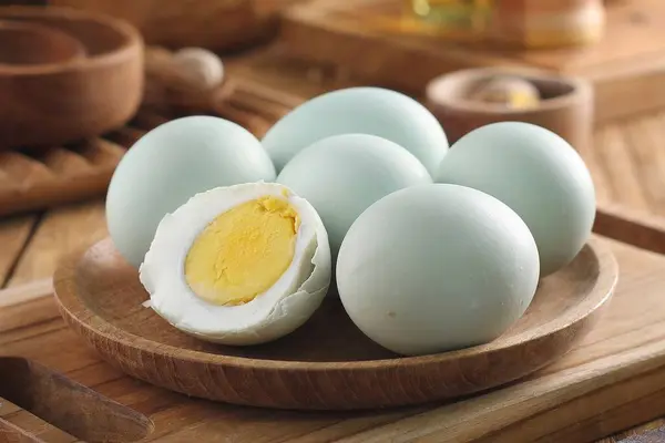 Ahşap Arka Planda Ahşap Kasede Haşlanmış Yumurta — Stok fotoğraf