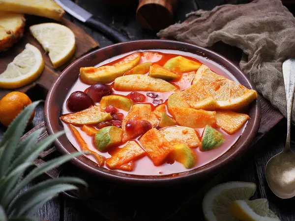 Yoğurtlu, portakallı ve elmalı lezzetli meyve salatası