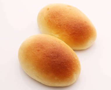 beyaz zemin üzerinde izole taze ekmek ruloları