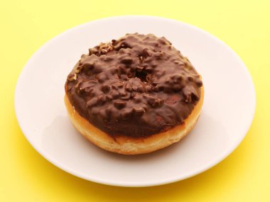 Çikolatalı donuts plaka üzerinde