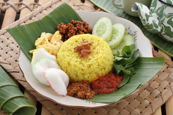 Nourriture Indonésienne Nourriture Indonésienne Appelée Ketupat Riz Avec Riz Frit — Photo