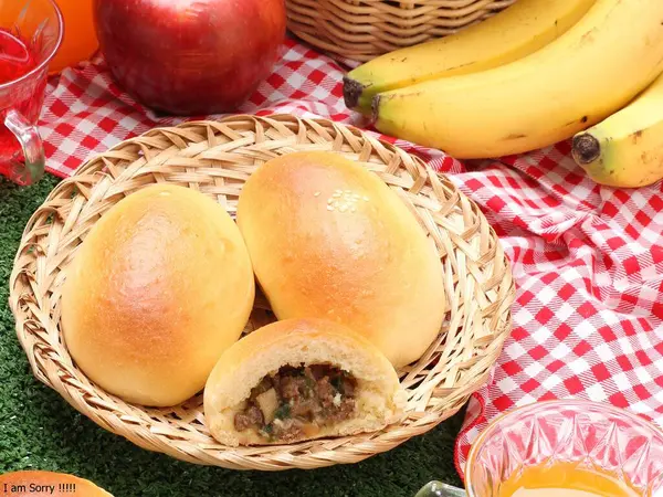 Versgebakken Broodjes Met Groenten Specerijen Een Houten Tafel — Stockfoto
