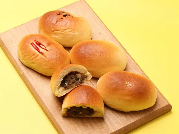 Verse Zelfgemaakte Broodjes Met Vlees Specerijen Een Witte Achtergrond — Stockfoto