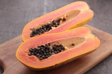 Taze olgun papaya meyveleri.