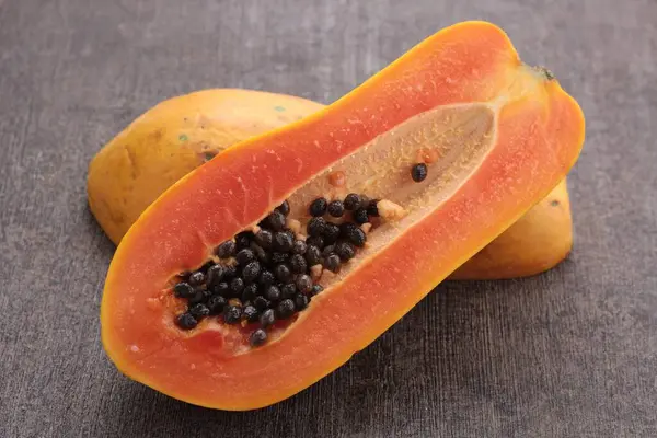 Tahta masada Papaya meyvesi