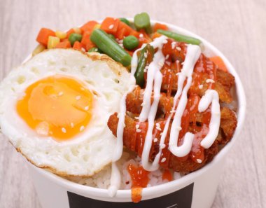 Tavuk, pirinç ve sebzeli sahanda yumurta.