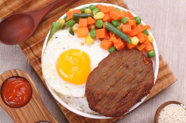 Tavada yumurta ve sebze ve baharat.