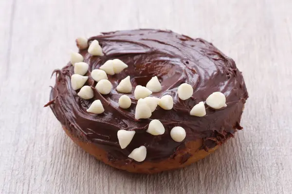Leckere Schokolade Donut Auf Weißem Hintergrund — Stockfoto