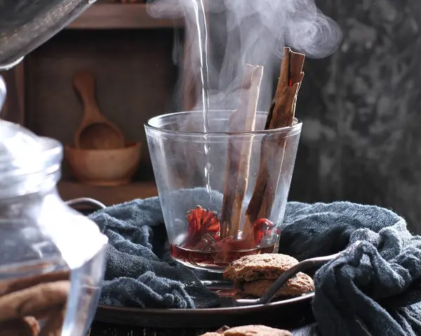 Tasse Mit Heißem Tee Auf Holztisch — Stockfoto