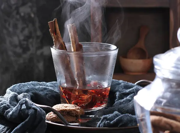 Φλιτζάνι Μαύρο Τσάι Κανέλα Ζάχαρη Και Γλυκάνισο — Φωτογραφία Αρχείου
