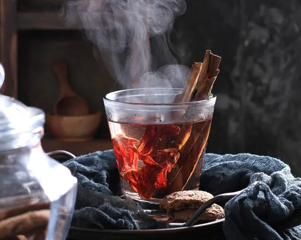 Tasse Heißen Tee Mit Trockenem Tee — Stockfoto