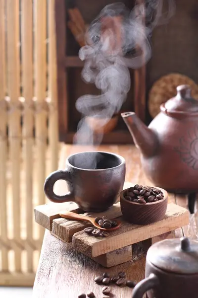 Tasse Tee Mit Teekanne Und Wasserkocher Auf Holzgrund — Stockfoto