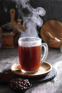 ahşap masa üzerinde tarçın ile çay