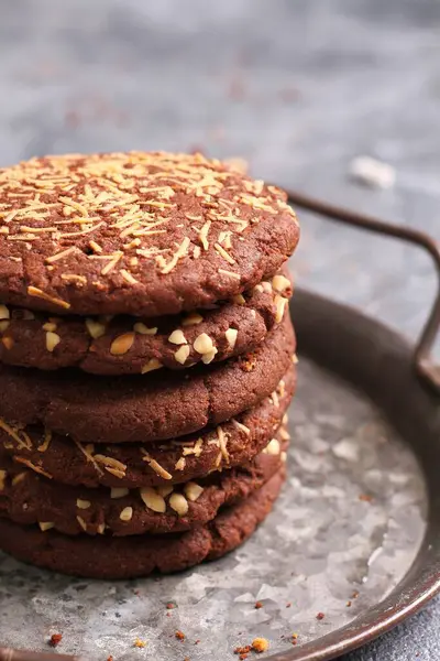 Čokoládové Sušenky Oříšky Kousky Čokolády Talíři — Stock fotografie